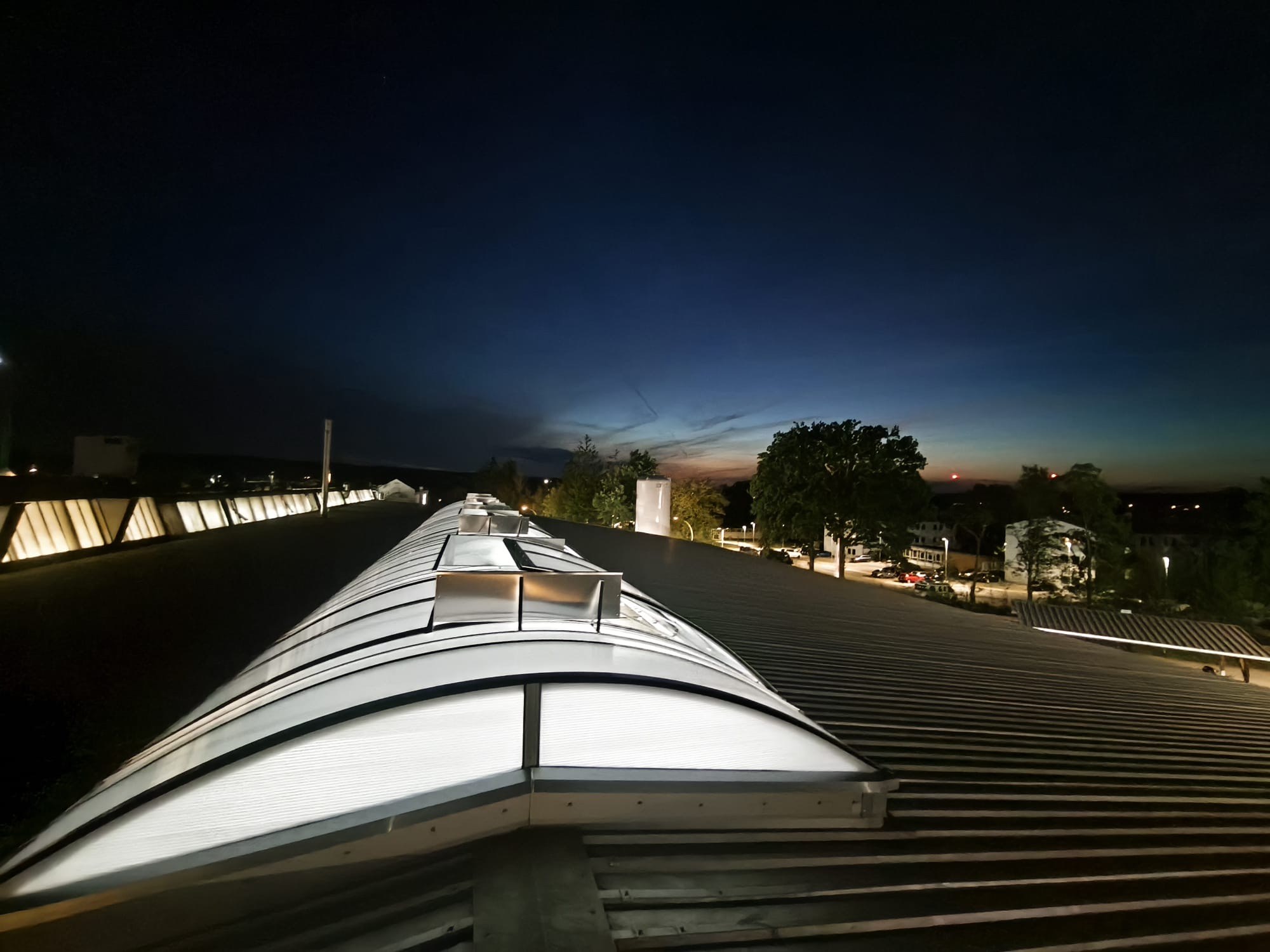 Lichtband auf einem Industriedach während der Sanierung