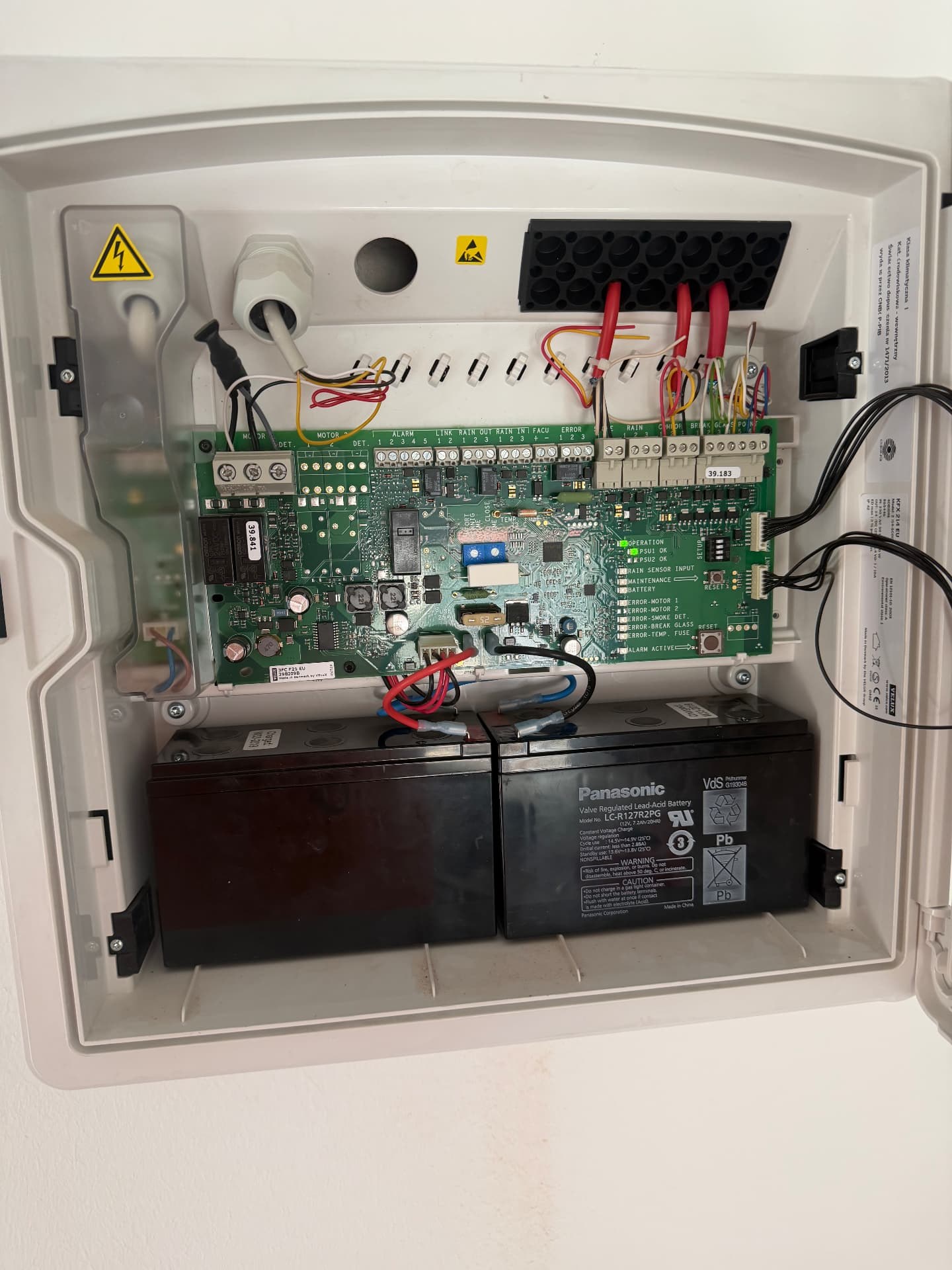 Geöffnete elektrische RWA-Zentrale mit Platine, Relais und Akkus