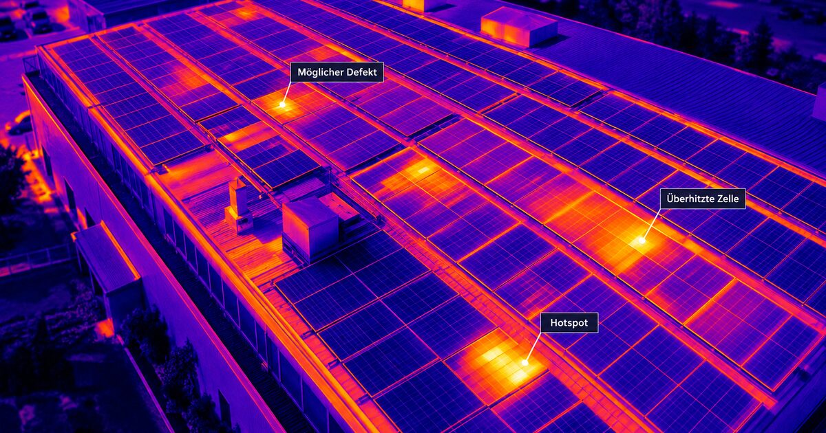 Thermografische Luftaufnahme einer Photovoltaikanlage mit farblich hervorgehobenen Temperaturauffälligkeiten an einzelnen Modulen